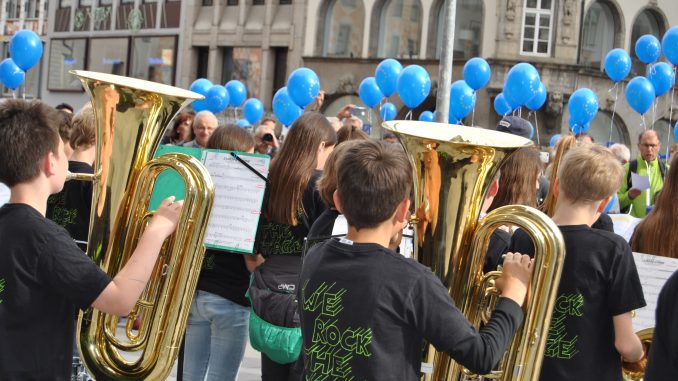 Die-Bläserklasse-auf-dem-Marienplatz